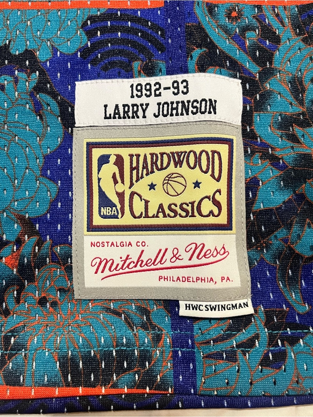 Mitchell & Ness Charlotte Hornets Larry Johnson 1992-93 HWC Swingman Jersey - Picture 3 of 6